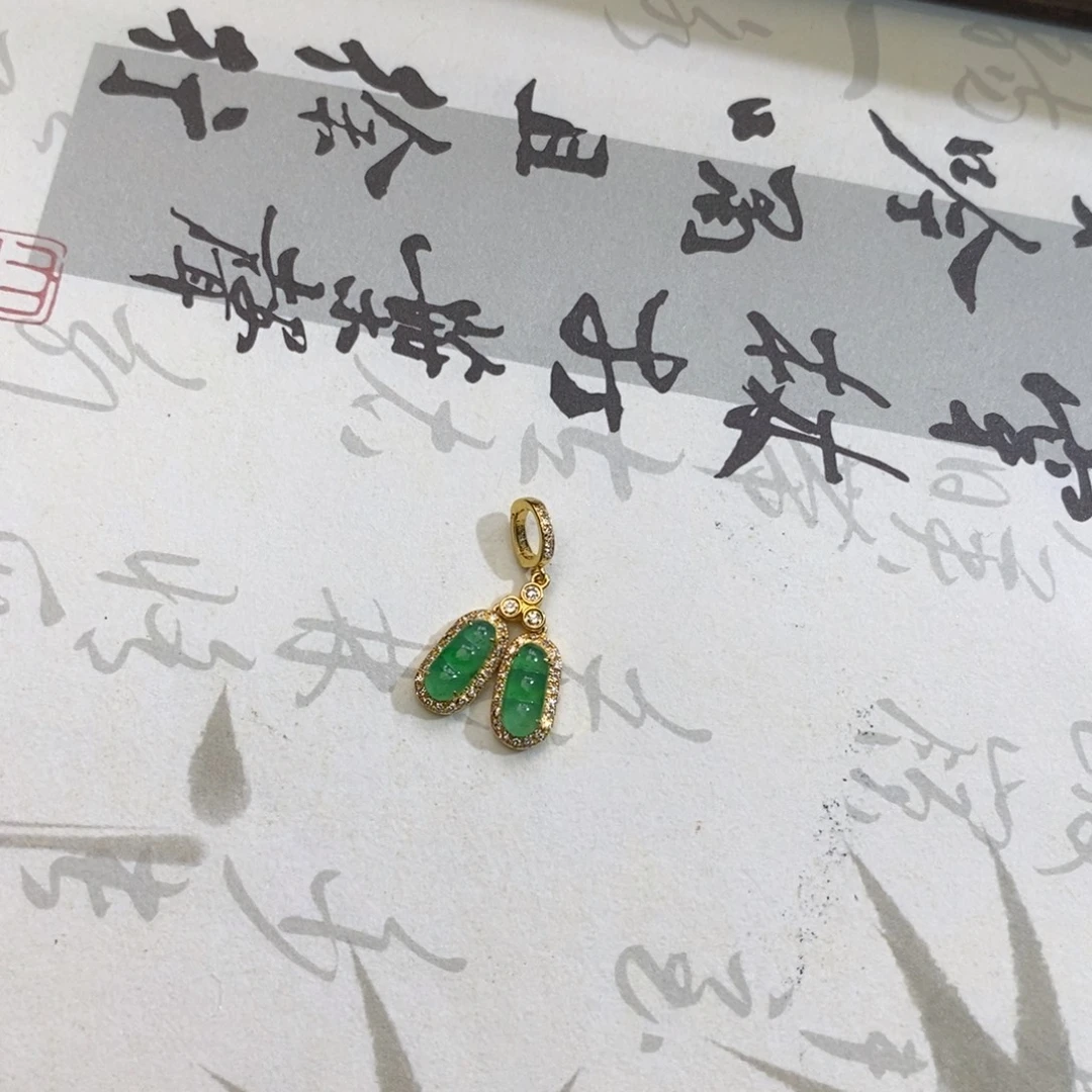 c***x翡翠18K金镶嵌颈饰翡翠