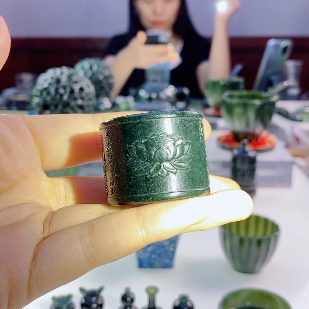 未镶嵌和田玉（青玉）摆件微瑕