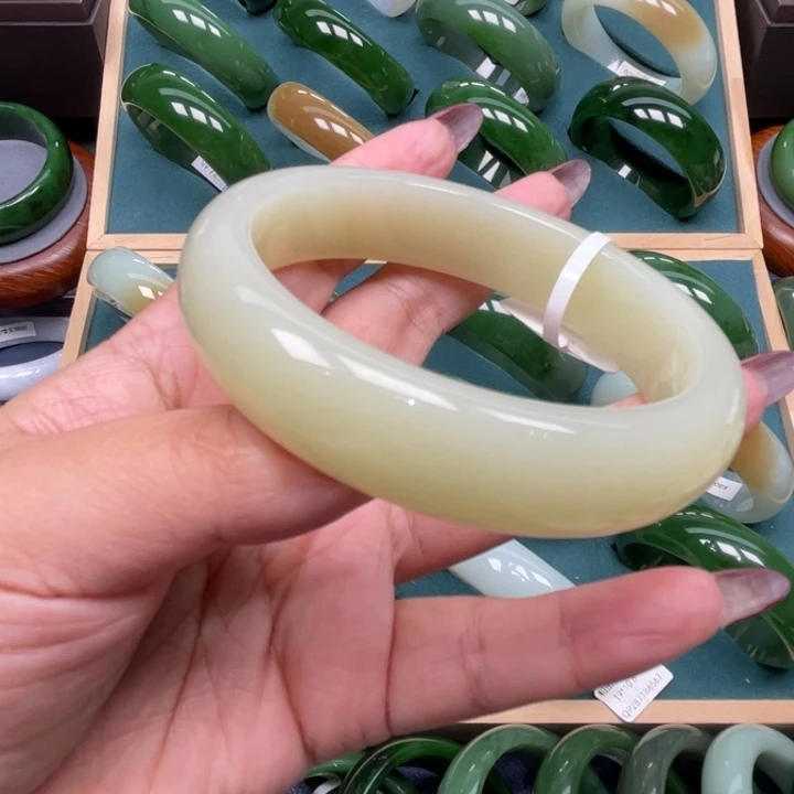 朝***颜和田玉未镶嵌手镯