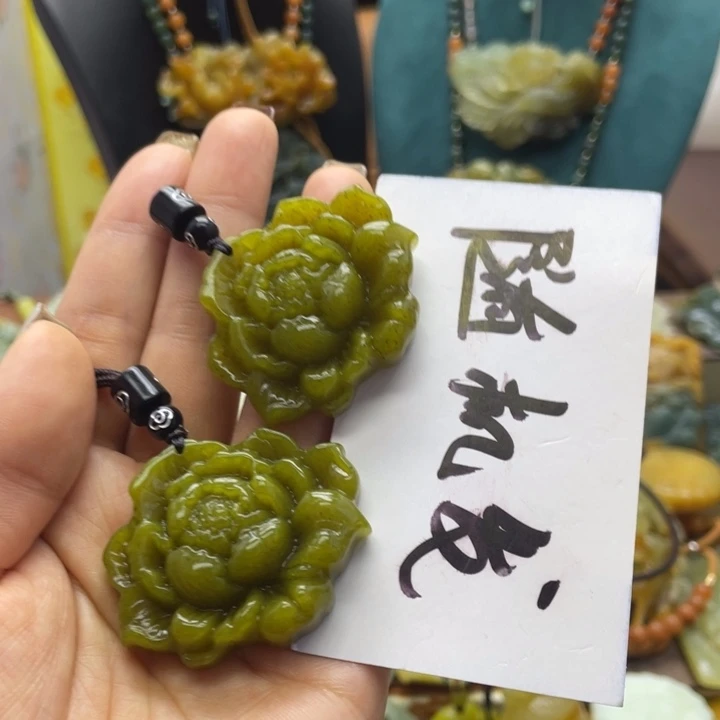 蛇纹石玉未镶嵌颈饰