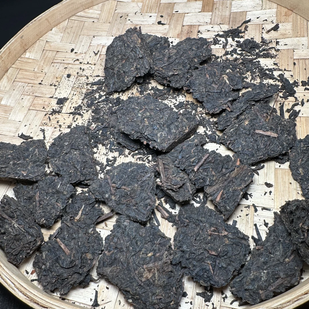 【1001号】八十年代易武老生茶解块茶（8月9号）C