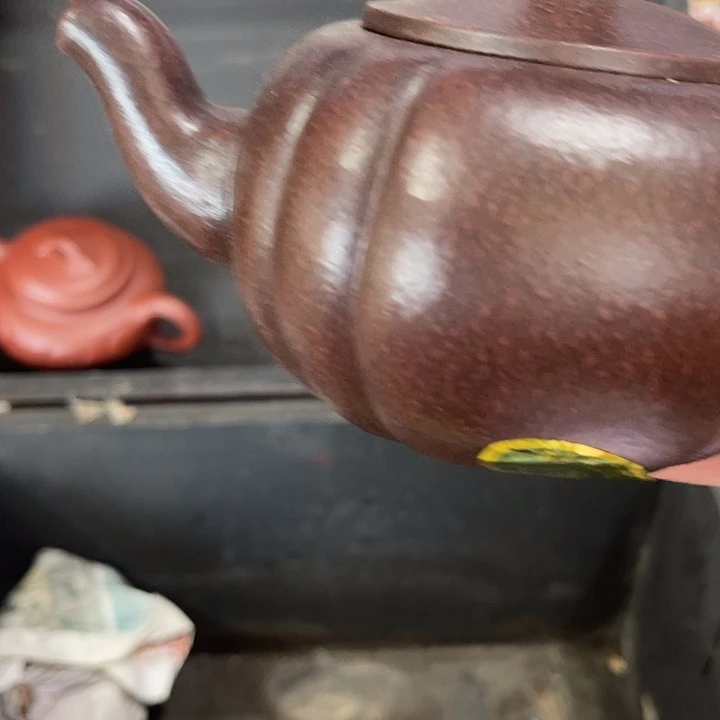 茶壶紫泥原矿泥料手工制作的一把紫砂壶。