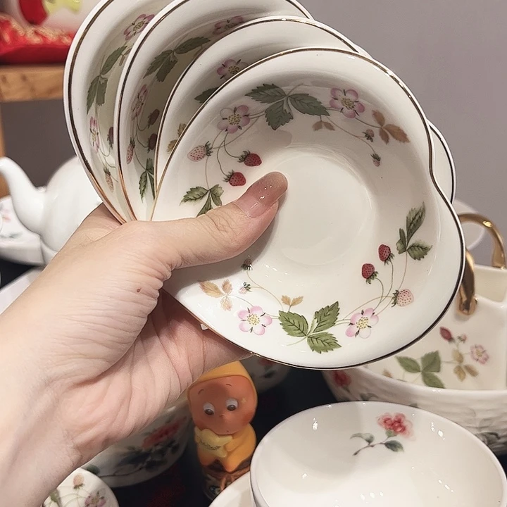 瓷片爱心小碗4个金边