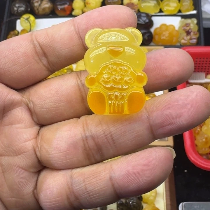 琥珀未镶嵌颈饰捧花熊