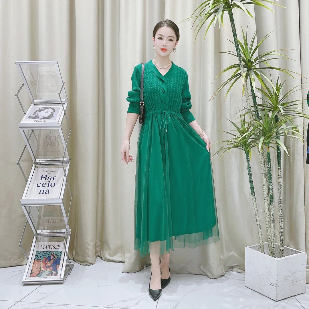 9091宝石绿麻花绞花拼接网纱设计师秋冬长款提花轻奢针织连衣裙