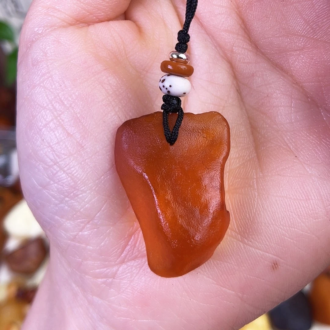 琥珀珠宝奇石未镶嵌。