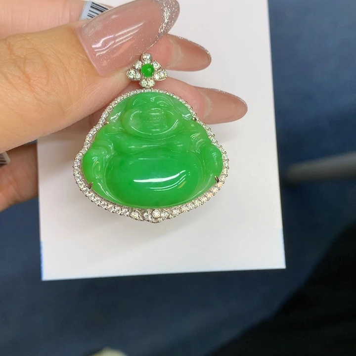 颈饰18K金镶嵌翡翠干****的天然翡翠