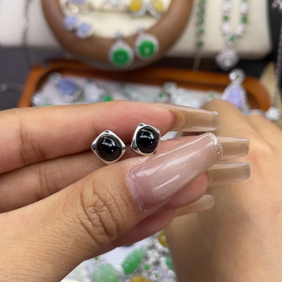 18K金镶嵌翡翠耳饰耳钉