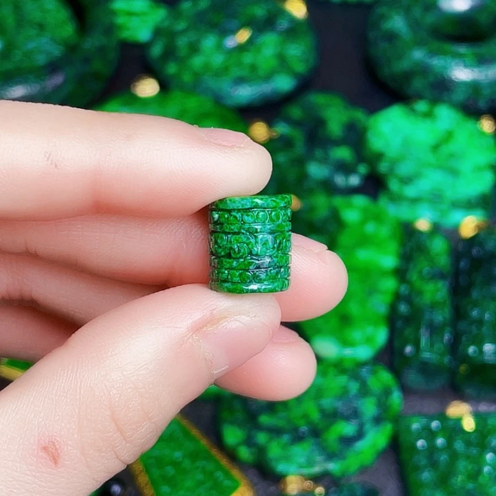 翡翠未镶嵌颈饰多样性