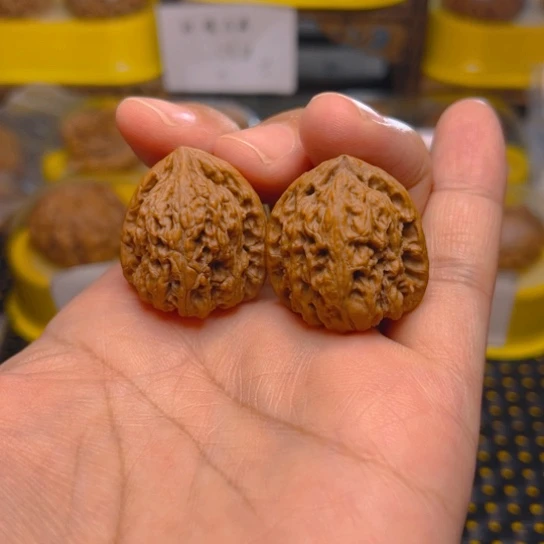 文玩核桃吊坠红宝石