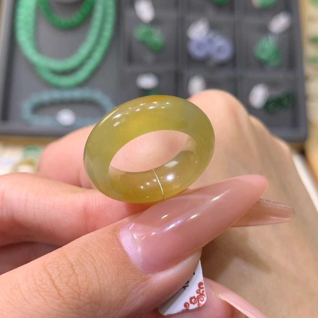 翡翠戒指未镶嵌满黄