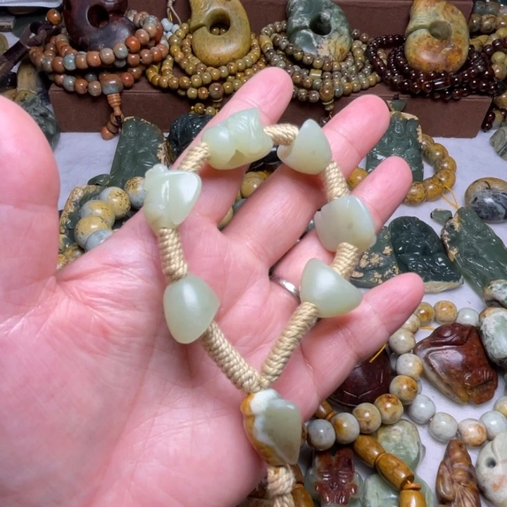 佳***！岫岩河磨玉（透闪石质玉）未镶嵌颈饰