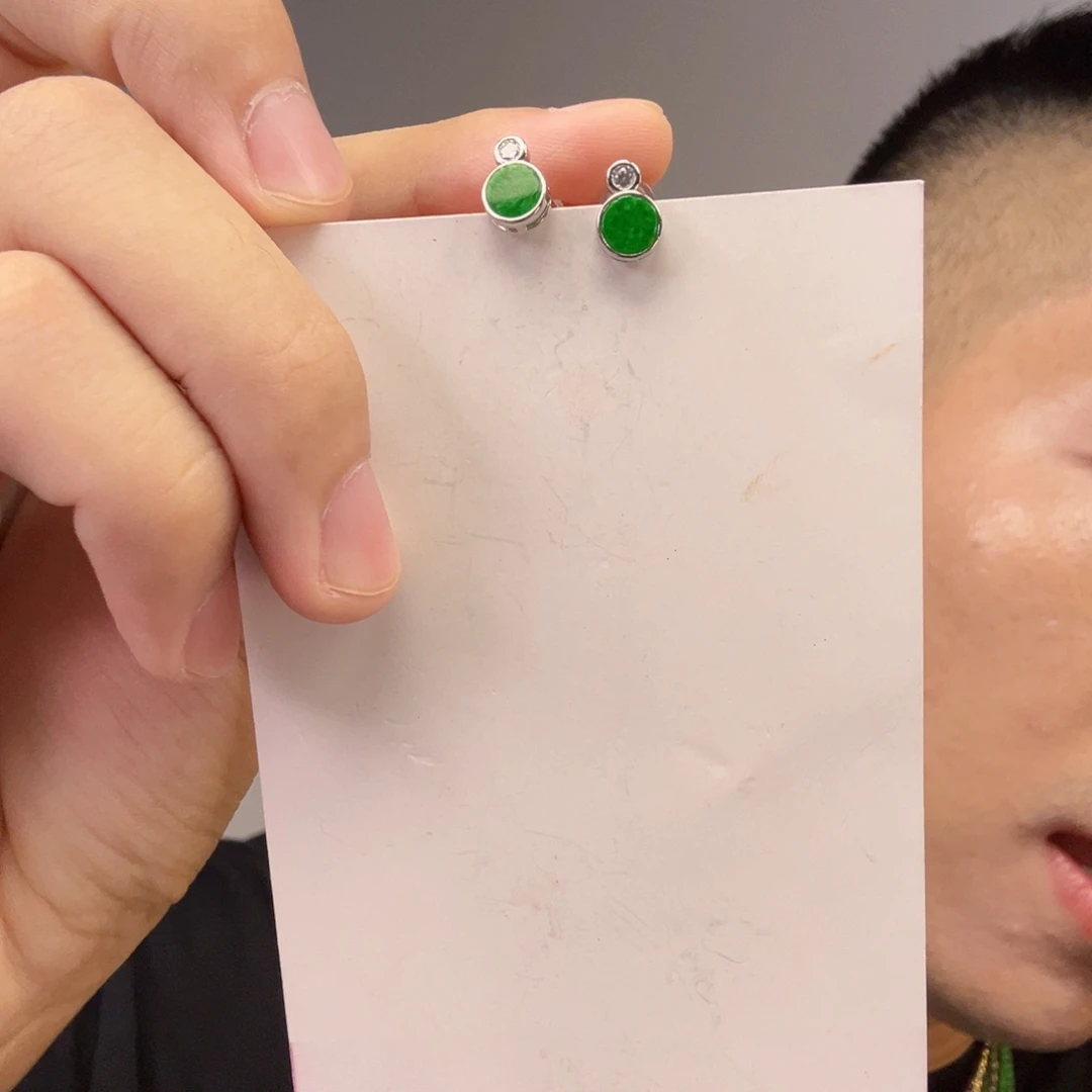 翡翠未镶嵌颈饰一对