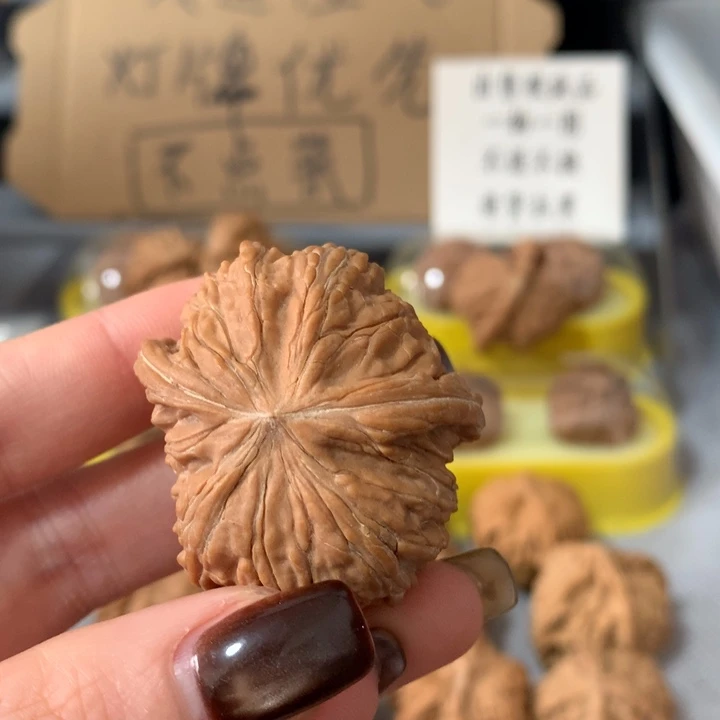 三***妹文玩核桃吊坠异形单只，有瑕疵