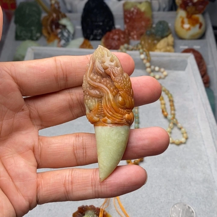 看***月未镶嵌蛇纹石玉颈饰