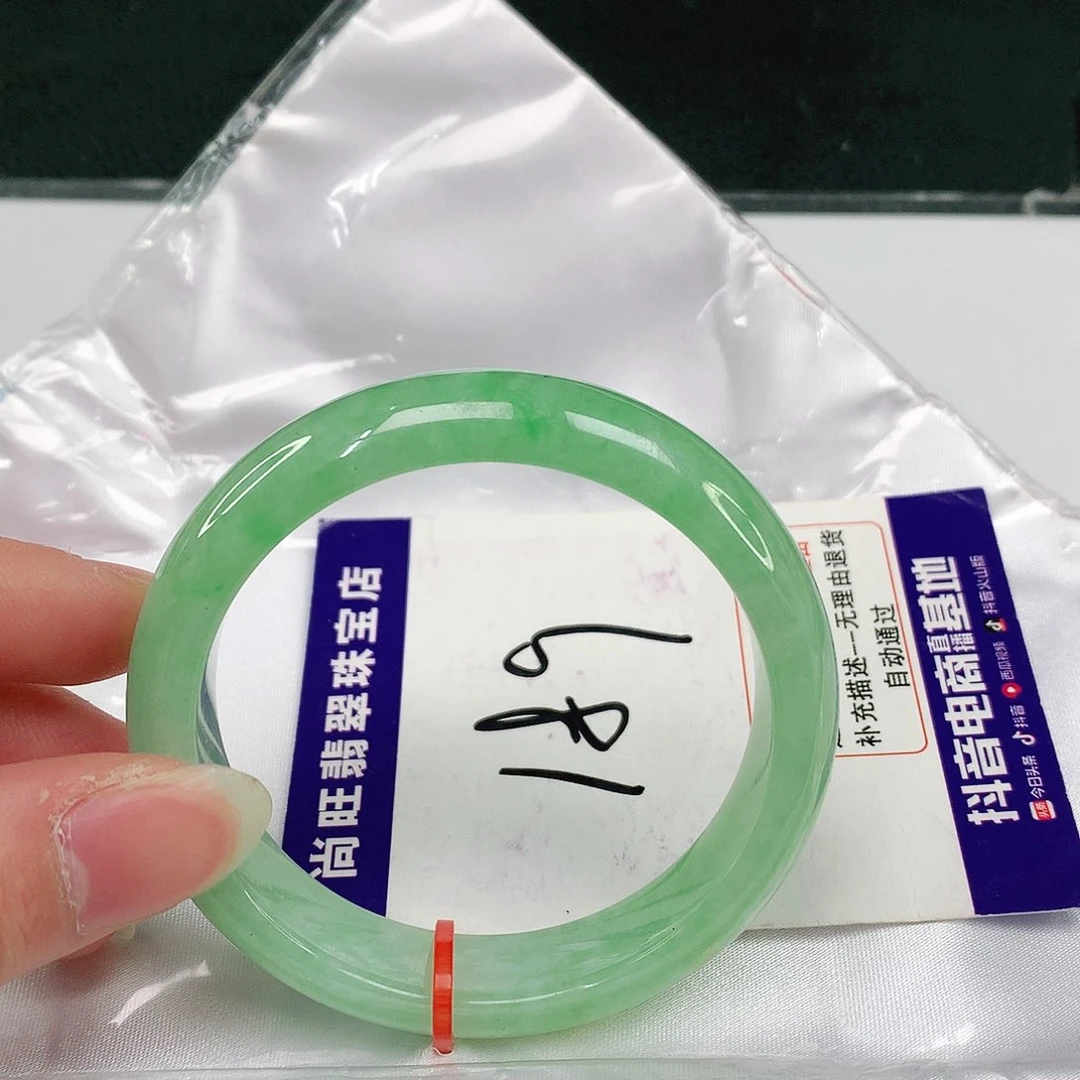 翡翠手镯未镶嵌翡翠