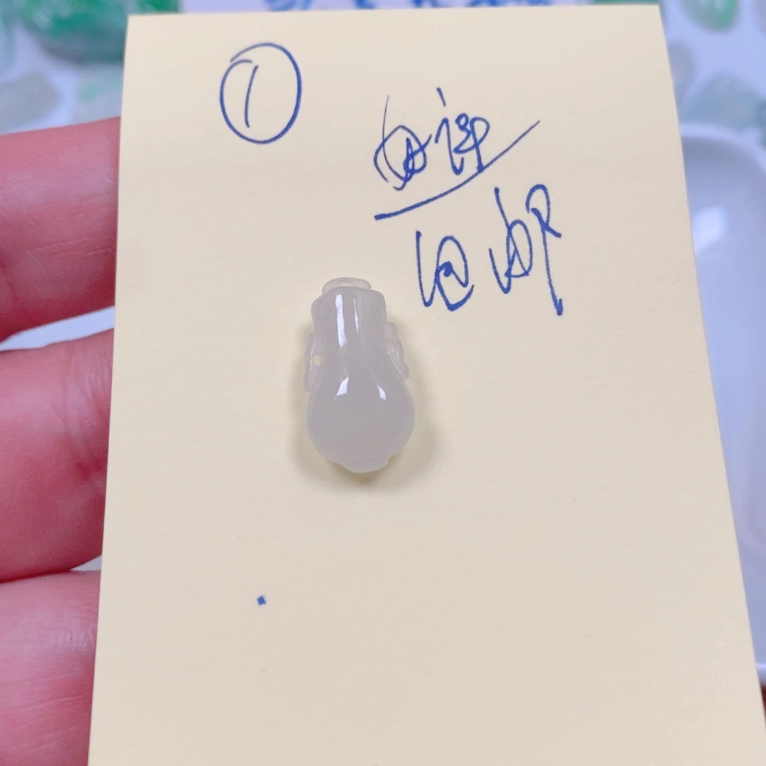 翡翠未镶嵌颈饰小宝瓶