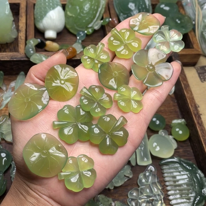 爱***新蛇纹石玉合金颈饰