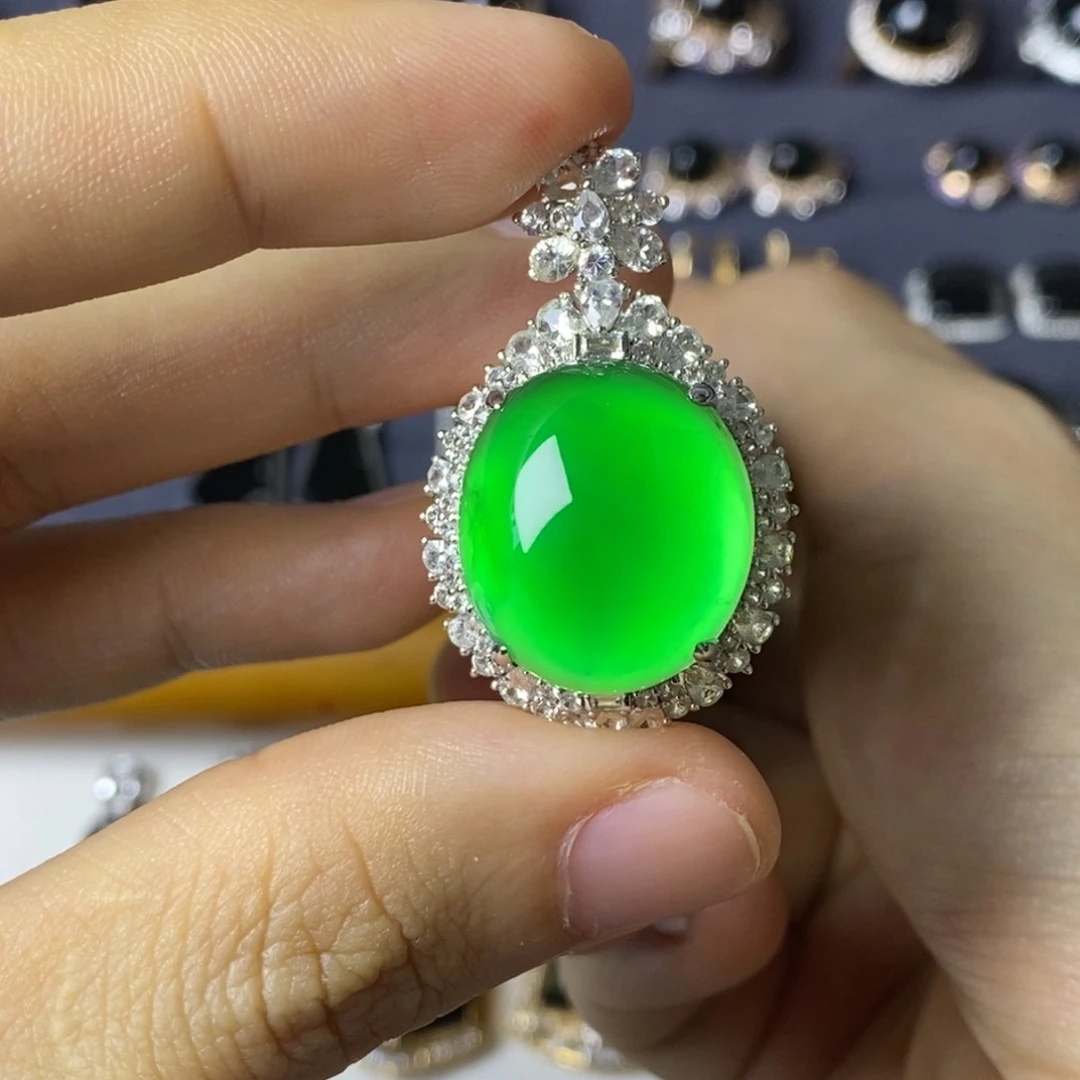 颈饰18K金镶嵌翡翠