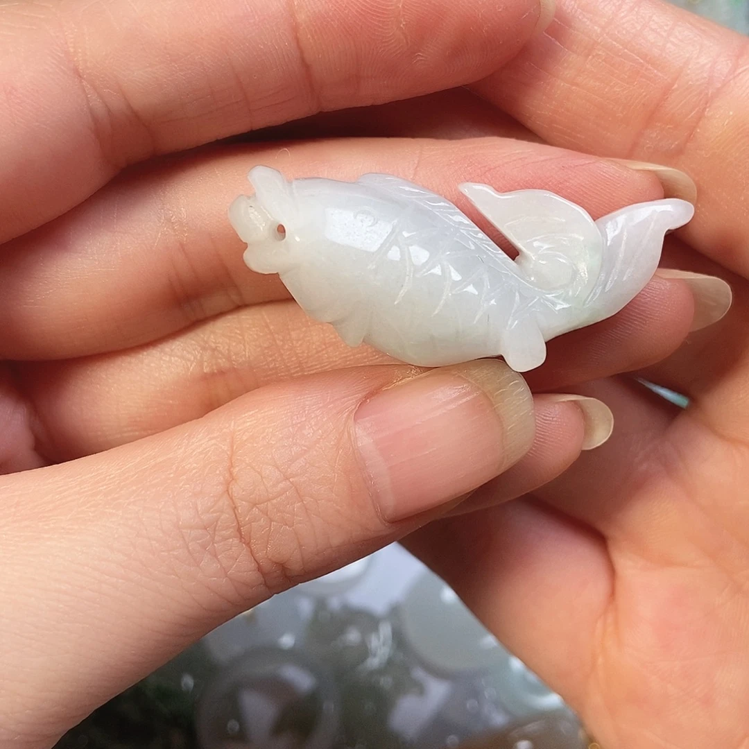 翡翠未镶嵌颈饰年年有鱼