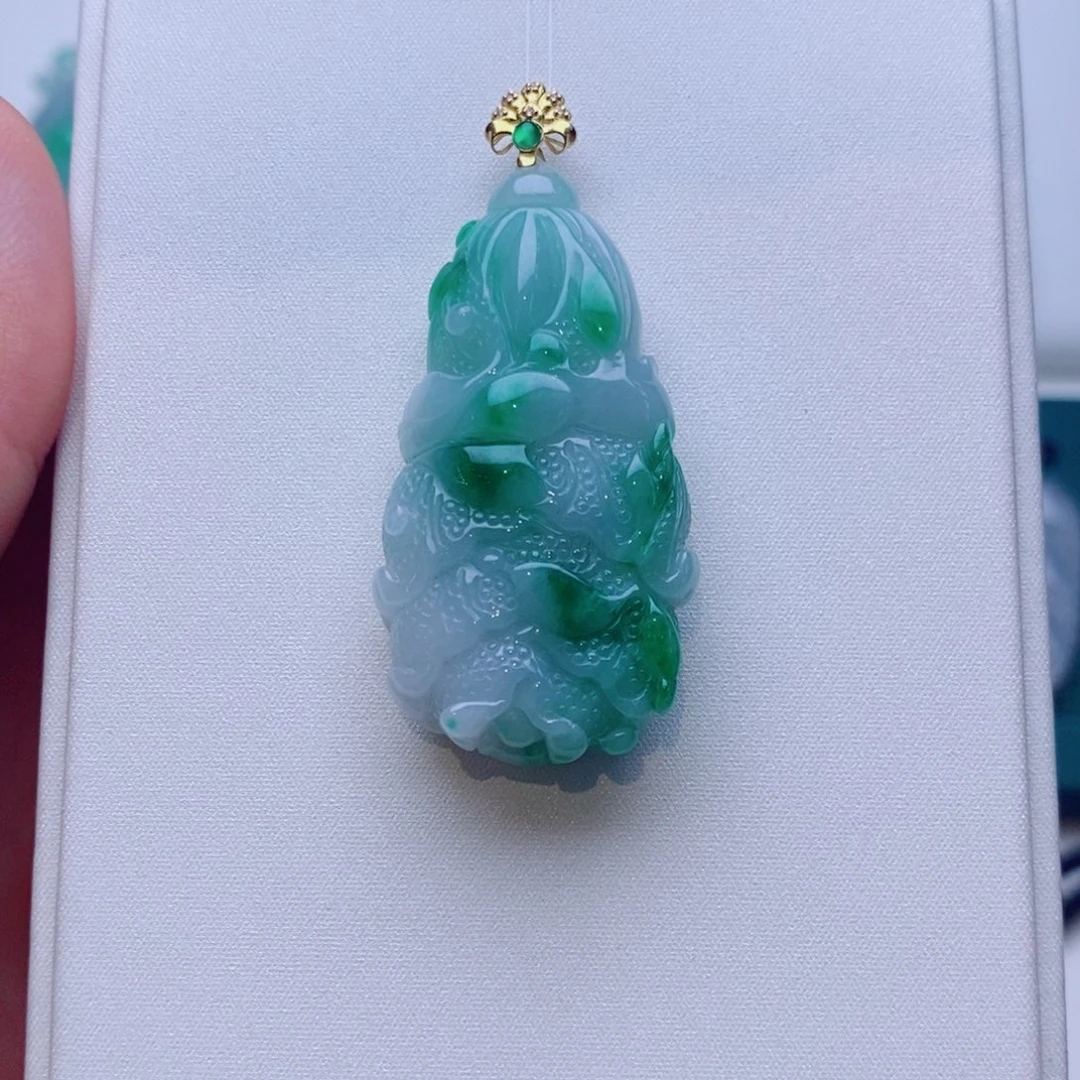 翡翠18K金镶嵌颈饰白菜