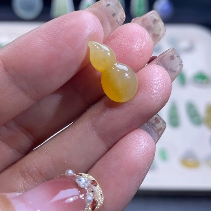 翡翠未镶嵌颈饰葫芦