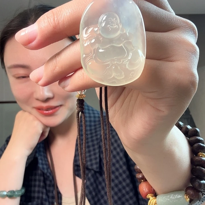 冷***。未镶嵌蛇纹石玉颈饰