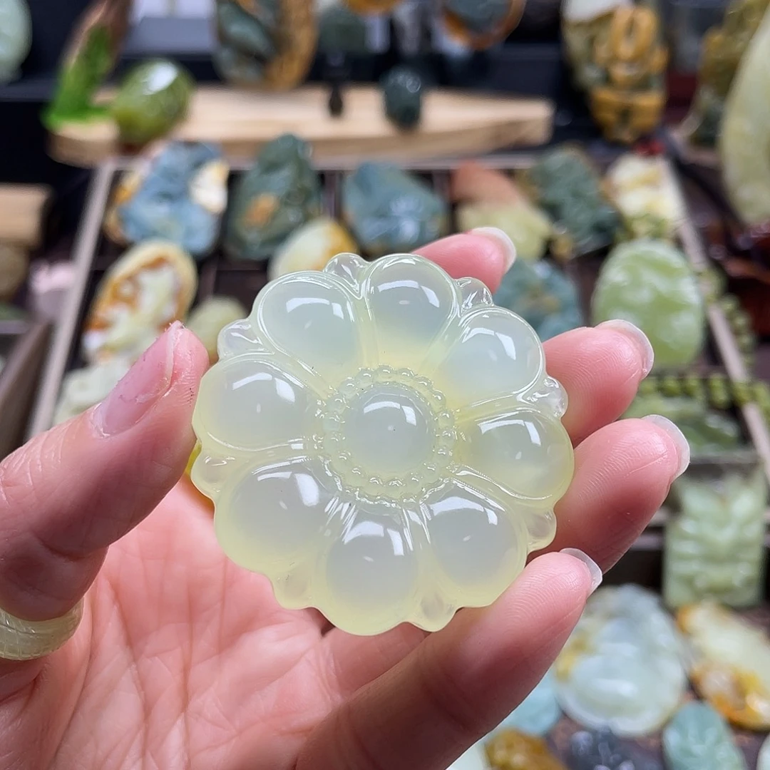 蛇纹石玉颈饰未镶嵌来*堂岫玉太阳花