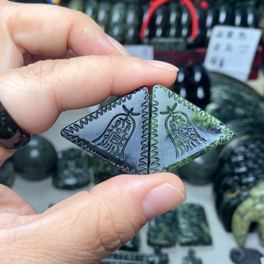 蛇纹石玉未镶嵌借力牌（光）