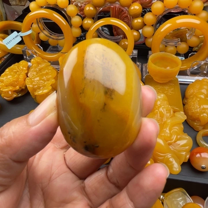 未镶嵌石英质玉（黄龙玉）颈饰