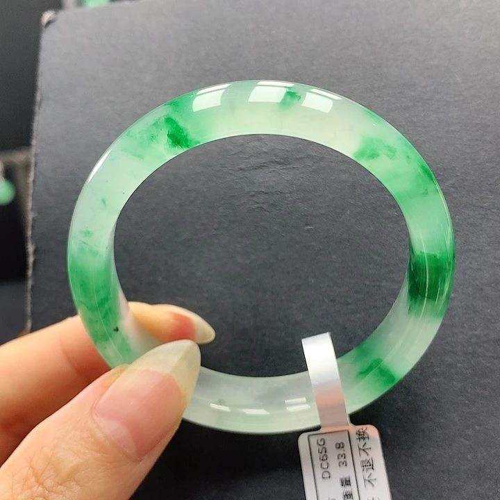 胥****石英质玉手镯未镶嵌
