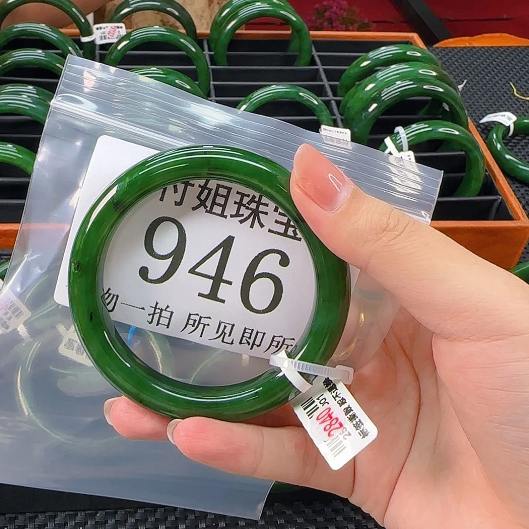 颈饰未镶嵌和田玉手镯57 946