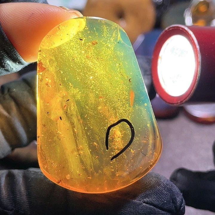 琥珀裸石未镶嵌？。