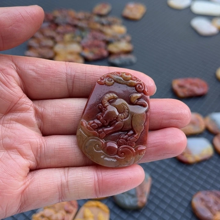 石英质玉（黄龙玉）未镶嵌颈饰