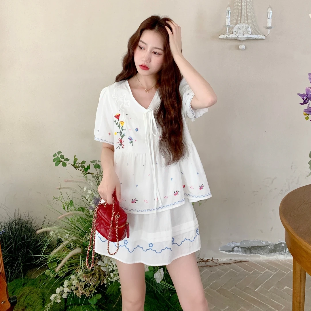 韩系甜妹夏日穿搭一整套2025夏季重工刺绣V领小衫半身短裙两件套