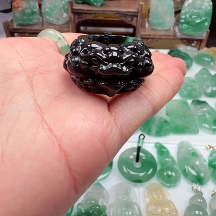 颈饰未镶嵌石英质玉