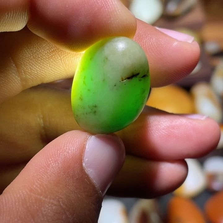 和田玉颈饰未镶嵌7.4克原籽无修