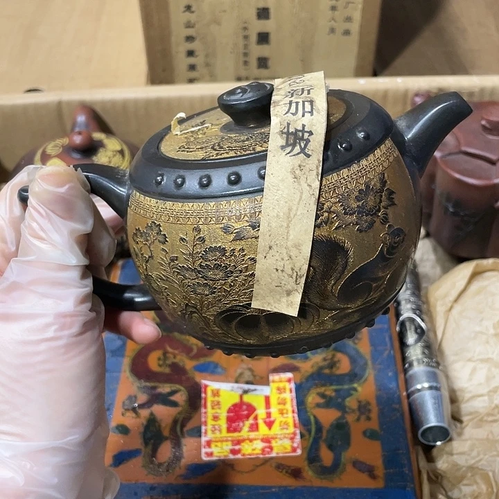 茶壶紫砂原矿泥料，纯手工制作的一把紫砂壶。