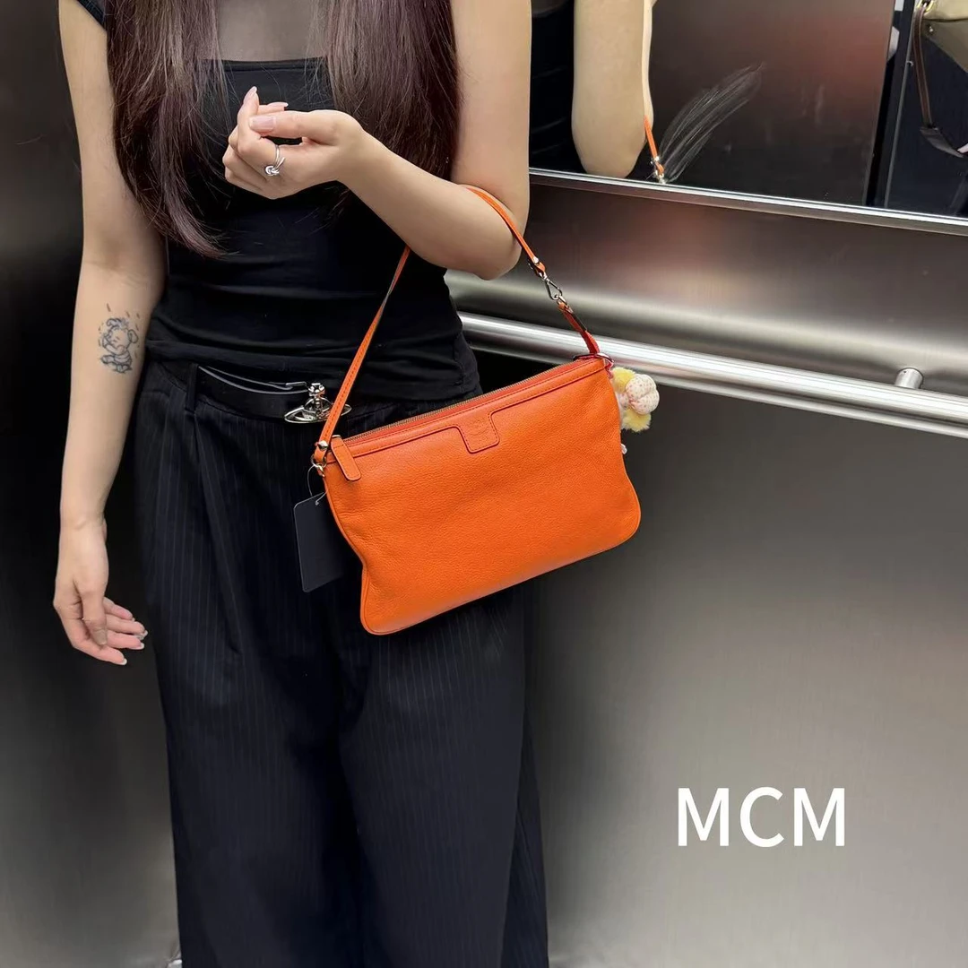 95新 MCM A2023经典百搭橙色皮皮单肩包包95新