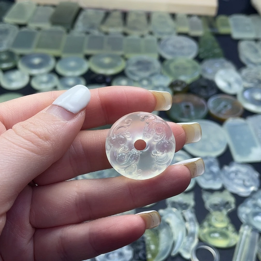 岫玉未镶嵌颈饰貔貅扣