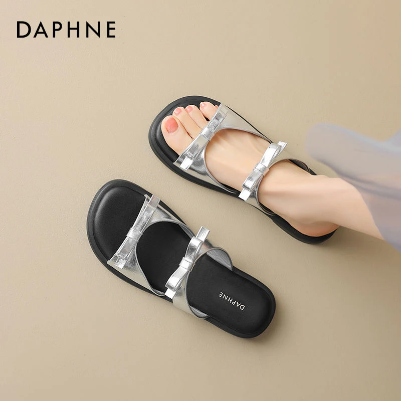 达芙妮沙滩法式拖鞋女夏季外穿2025新款蝴蝶结银色平底一字拖凉鞋