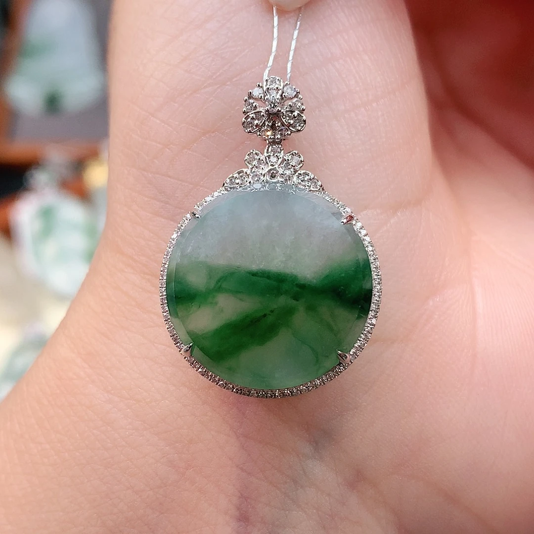 颈饰18K金镶嵌翡翠圆牌