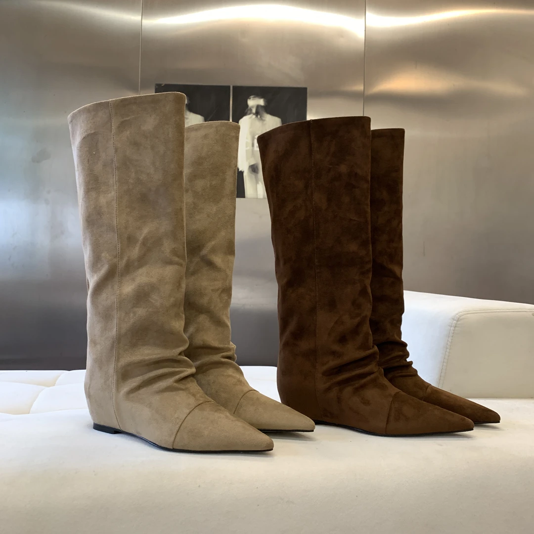 宋熙熙2025秋冬新款尖头平底内增高绒面直筒靴显瘦不过膝百搭长靴