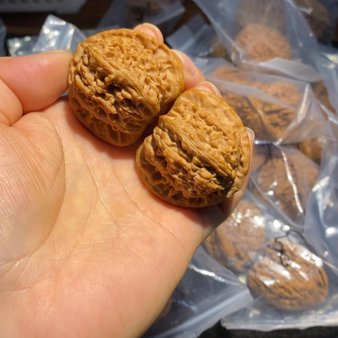 文玩核桃吊坠三角白狮子头80