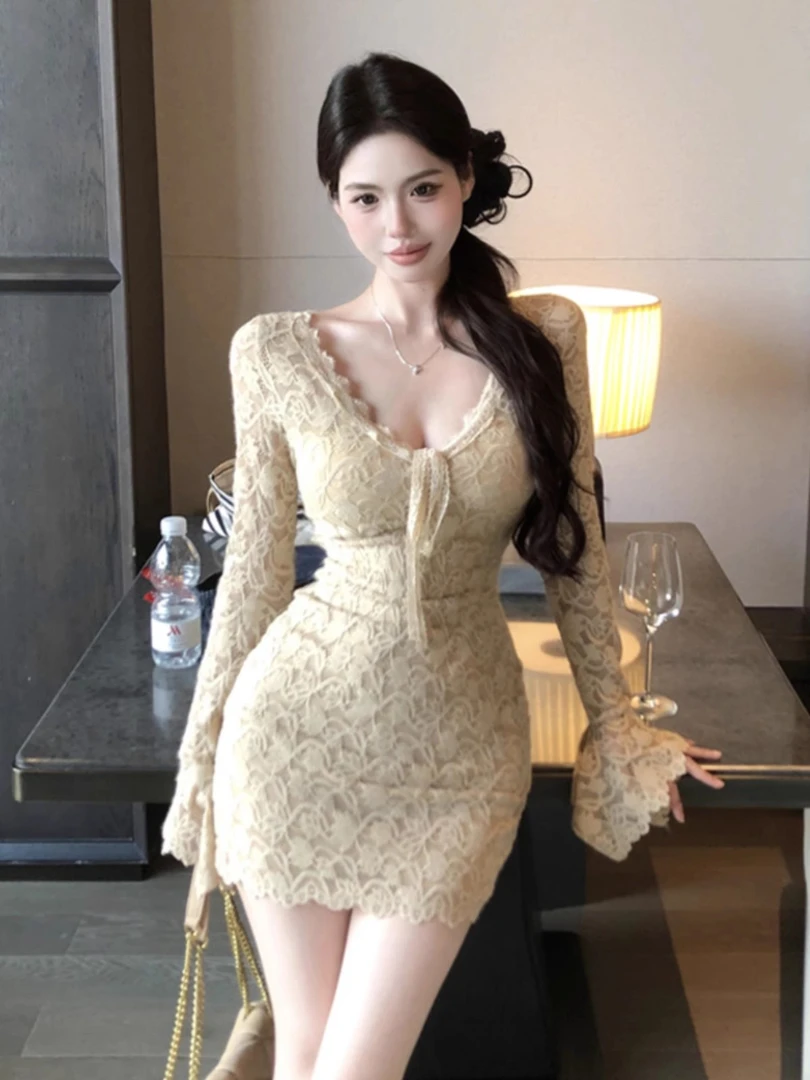 法式复古V领蕾丝拼接喇叭袖内搭包臀裙气质修身短款辣妹连衣裙女