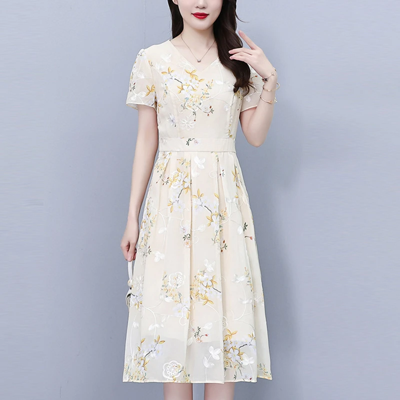 刺绣高档连衣裙夏季2024年新款遮肚子中长款过膝V领A字裙