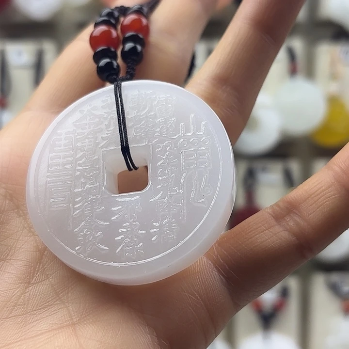 清***月石英质玉未镶嵌颈饰