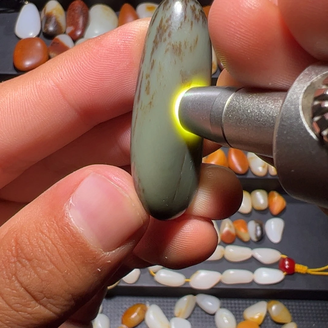 和田玉未镶嵌颈饰12.9克无修