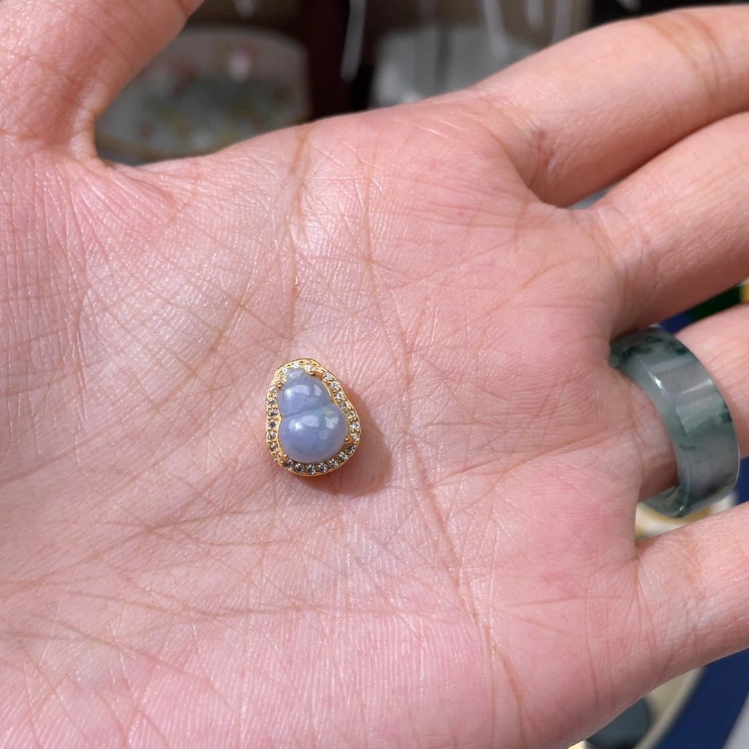 芝***着颈饰银S925镶嵌翡翠翡翠