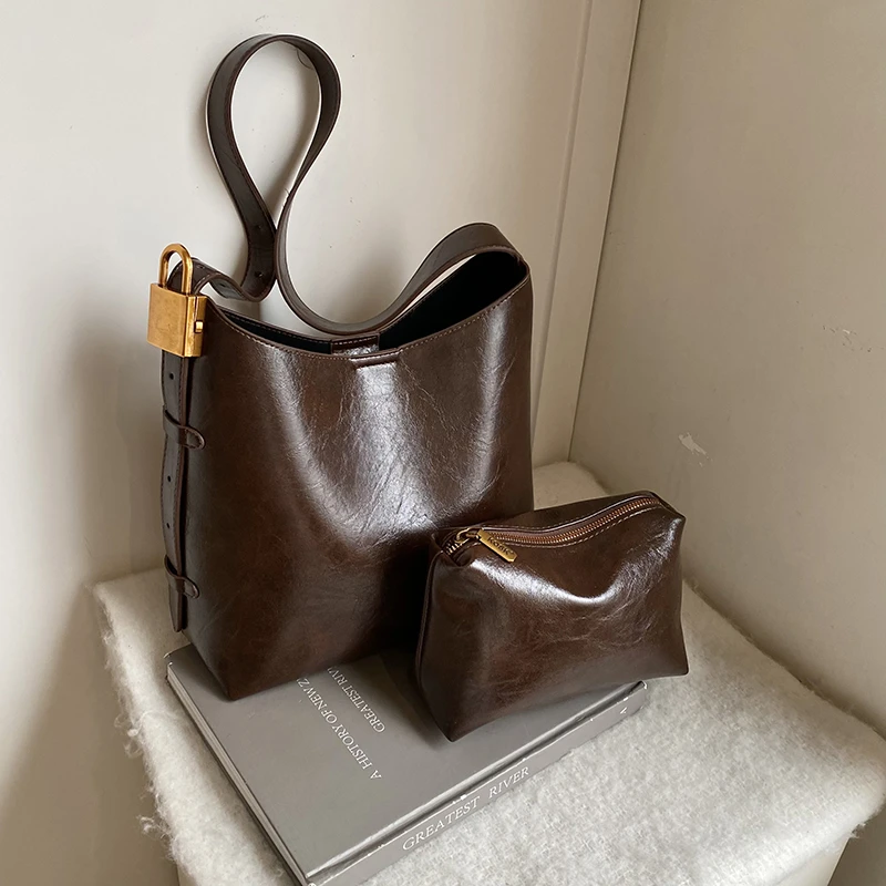 复古水桶包女2025新款高级感时尚百搭大容量单肩包简约通勤斜挎包